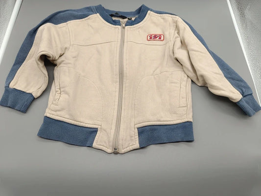 Beige-blaue Kinderjacke in Größe 92, Detailansicht mit Reißverschluss und Front-Patch
