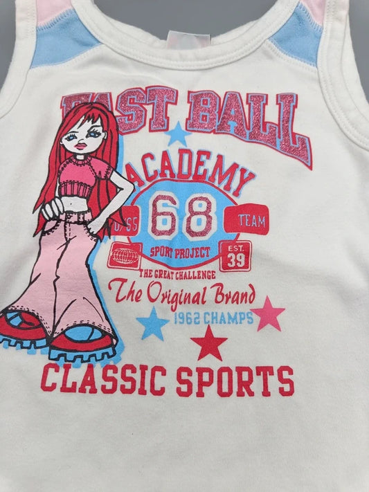 Detailaufnahme des rosa-blauen Basketball-Academy- und Classic-Sports-Prints auf dem weißen Top