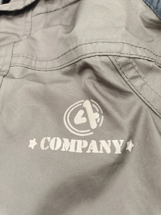4F Logo auf dem Ärmel beziehungsweise der Brust der Kinderjacke