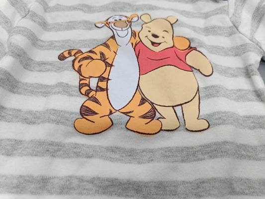 Winnie-Puuh- und Tigger-Motiv auf dem grau-weiß gestreiften Babybody
