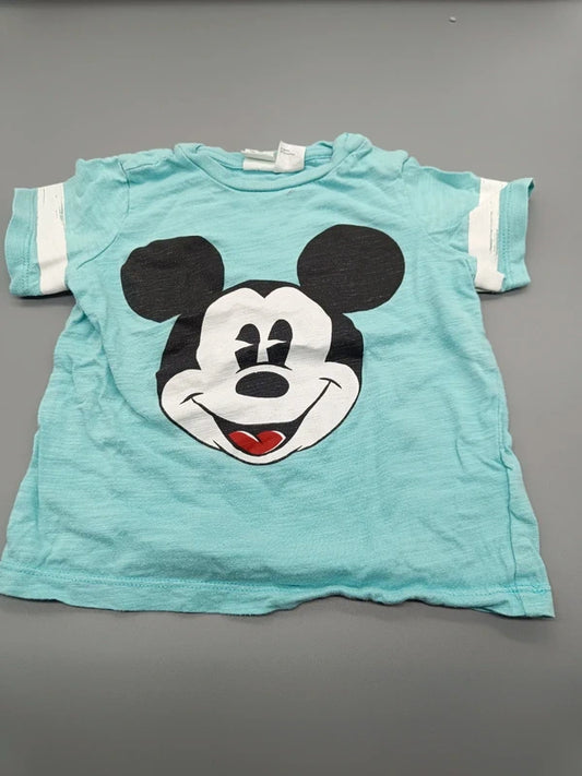 Türkises Mickey-Mouse-Shirt mit großem Motiv und gestreiften Ärmeln in Größe 80, Vorderseite