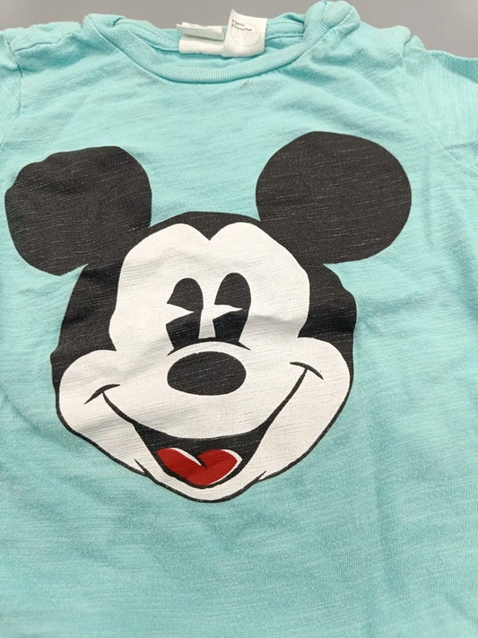 Detailaufnahme des großen Mickey-Mouse-Motivs auf dem türkisen Shirt