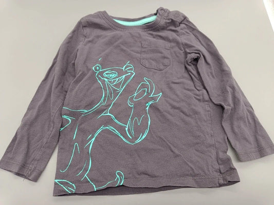 Dunkles Kinder-Langarmshirt Größe 86/92 mit türkisfarbenem Figurenmotiv und Brusttasche, Vorderseite