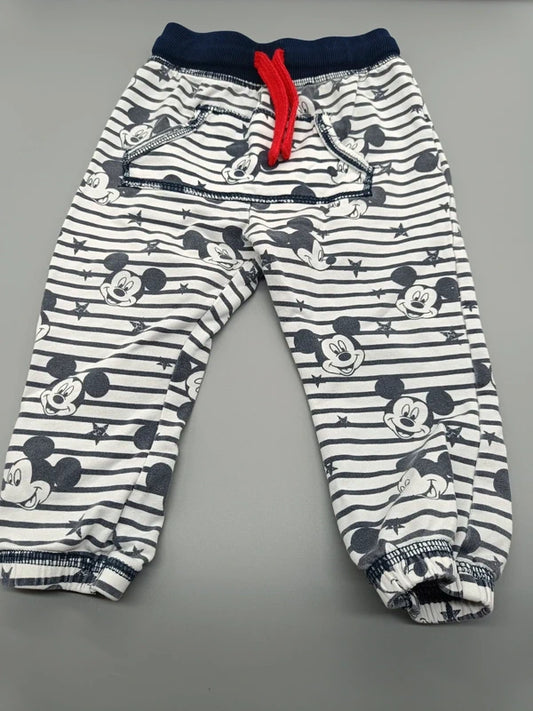 Gestreifte Mickey-Mouse-Jogginghose mit rotem Kordelzug in Größe 86, Vorderseite