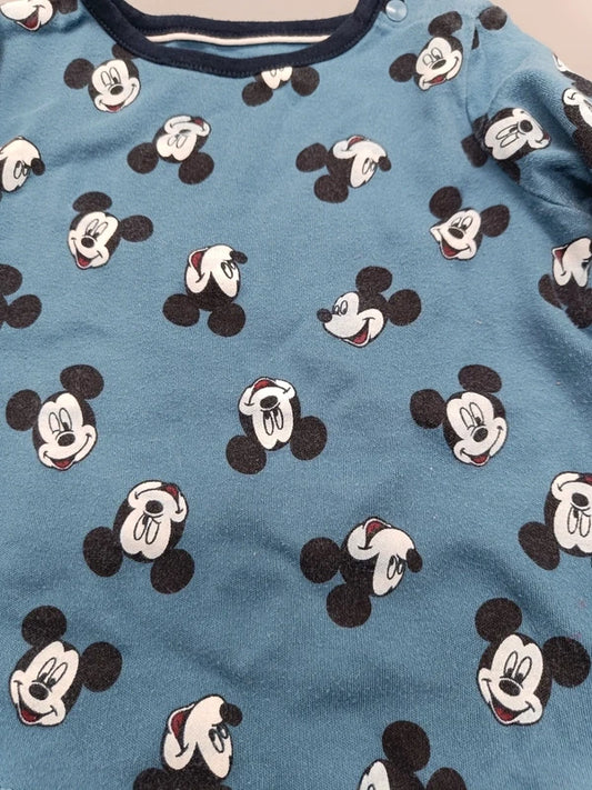 Detailaufnahme des Mickey-Mouse-Allover-Motivs auf dem blauen Langarmshirt