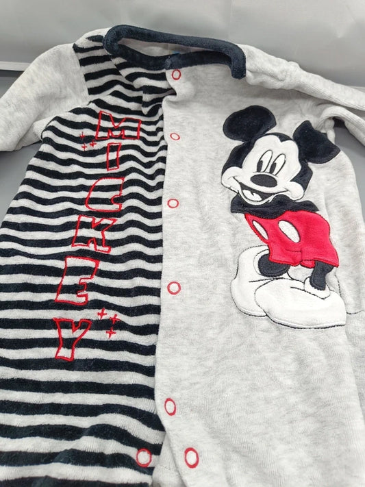Detailansicht des Mickey-Mouse-Motivs und der Streifen eines Baby-Stramplers in Größe 80