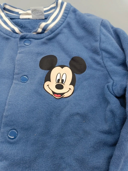 Detailaufnahme des Mickey-Mouse-Motivs auf der blauen Kinderjacke