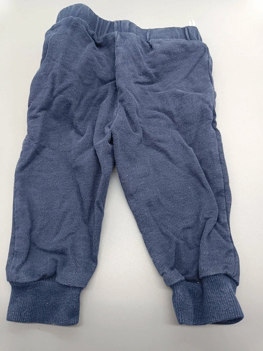 Rückseite der dunkelblauen Baby-Jogginghose mit Bündchen in Größe 74