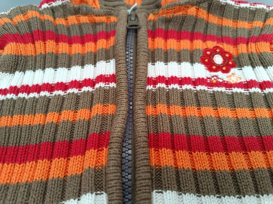 Strickjacken-Hoodie Streifen bunt Gr. 98 – Detail Blumen-Applikation