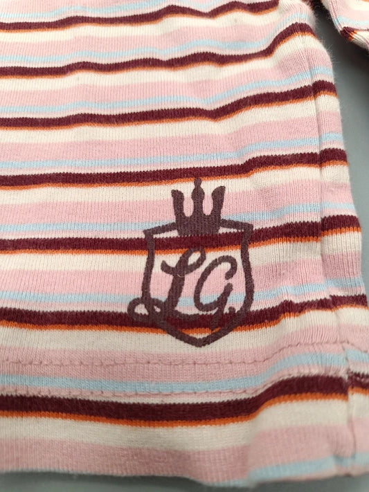 Detailaufnahme des kleinen YC-Motivs auf dem rosa-weiß gestreiften Langarmshirt