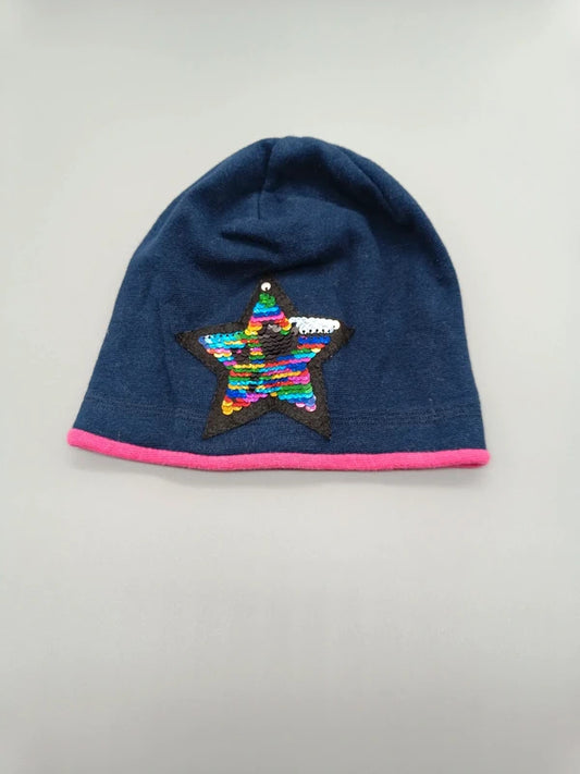 Dunkelblaue Kindermütze mit buntem Wendepailletten-Stern und pinkem Rand, Größe 56 cm