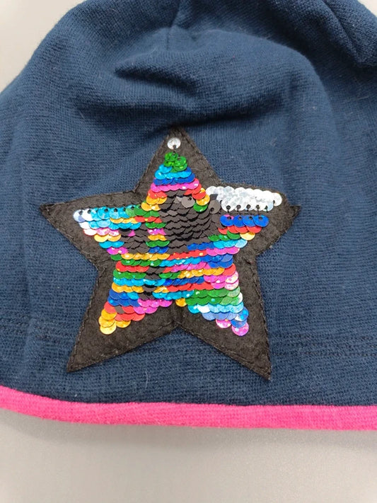 Detailaufnahme des bunten Wendepailletten-Sterns auf der dunkelblauen Kindermütze