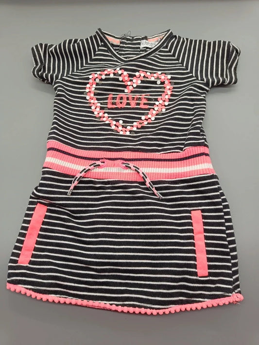 Schwarz-weiß gestreiftes Mädchenkleid mit pinkem LOVE-Herzmotiv in Größe 86, Vorderseite