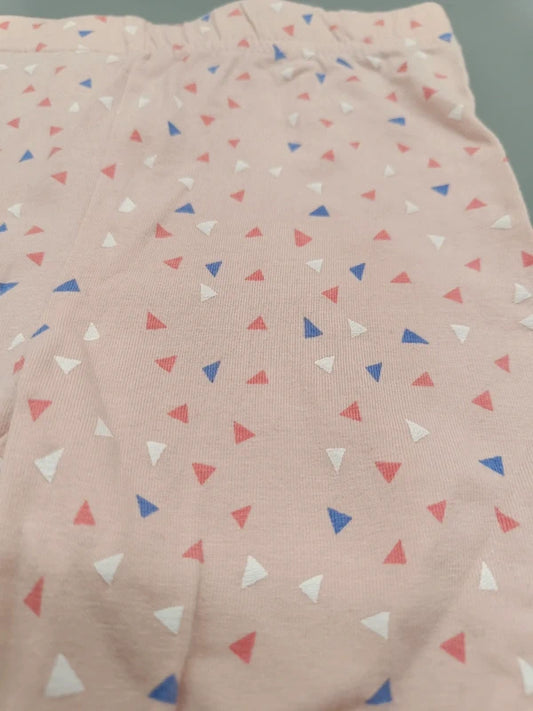 Detailaufnahme des rosa-weiß-blauen Dreiecksmusters auf den hellrosa Kinder-Shorts