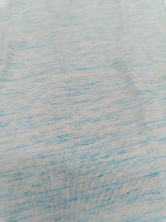 Detailaufnahme des hellblau-weiß melierten Sommerkleids mit gelber Einfassung in Größe 98