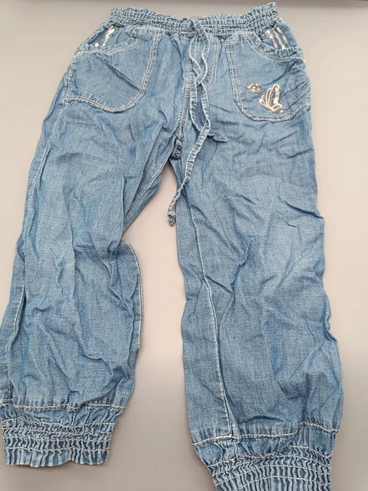 Jeanshose hellblau Pailletten Schmetterling Gr. 92 – Vorderseite