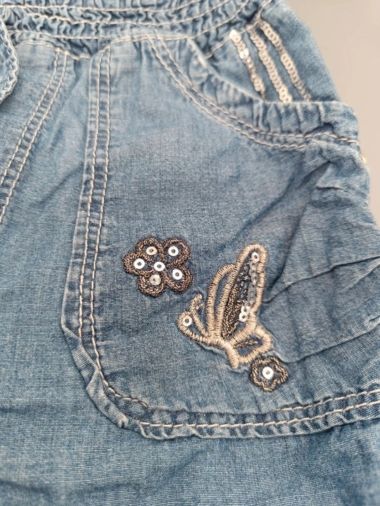 Jeanshose hellblau Pailletten Schmetterling Gr. 92 – Detail Stickerei