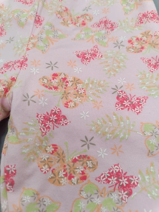 Detailaufnahme des bunten Blumenmusters auf den rosafarbenen Leggings