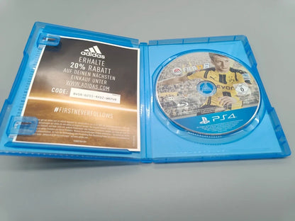 FIFA 17 PS4 Disc und Werbebeileger in geöffneter Hülle