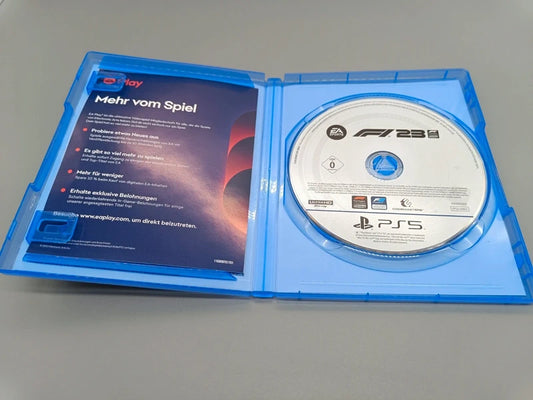 Geöffnete F1 23 PS5-Hülle mit Einleger und eingelegter Spiel-Disc