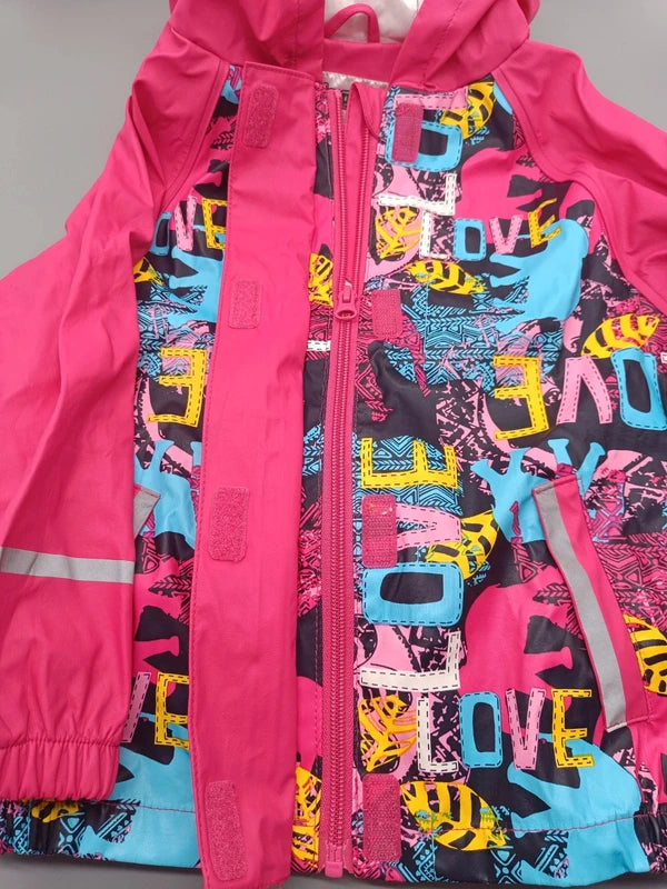 Abgedeckter Frontreißverschluss und Taschen der Kinder-Regenjacke