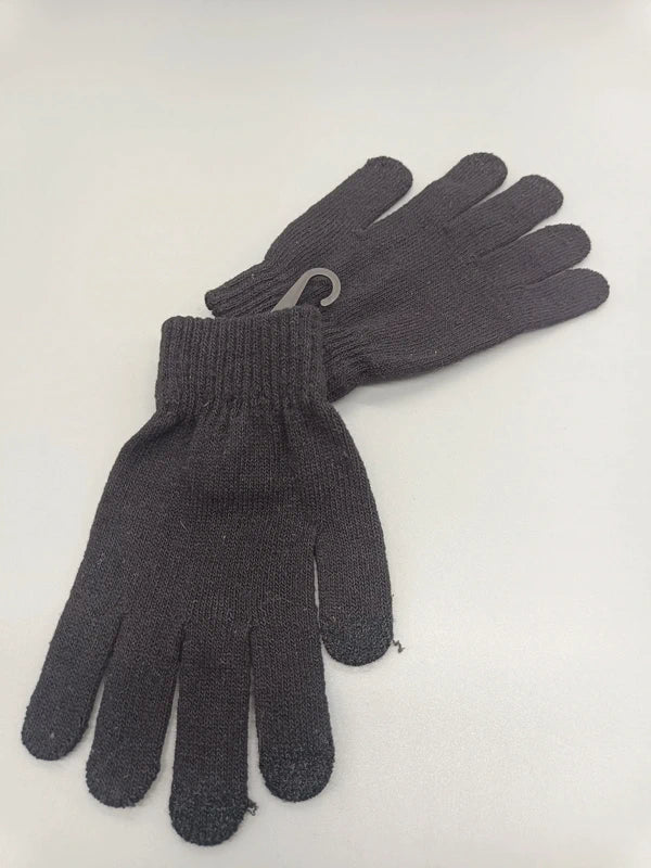 Schwarzes Handschuhpaar von beiden Seiten, kleines Fädchen an einer Fingerspitze