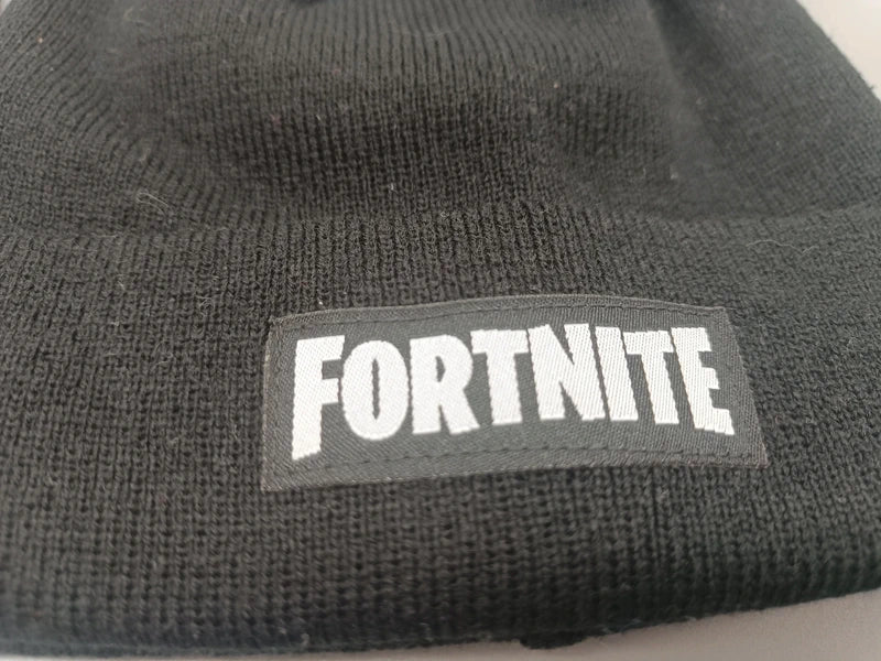 Nahaufnahme des FORTNITE-Schriftzugs auf der schwarzen Mütze