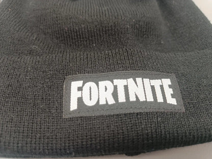 Nahaufnahme des FORTNITE-Schriftzugs auf der schwarzen Mütze