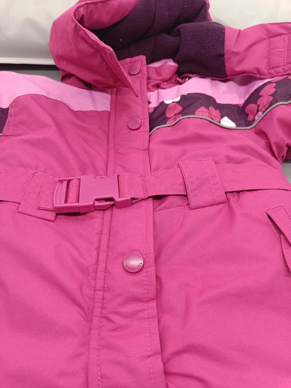 Kapuze, Gürtel und Frontverschluss des Topomini Schneeanzugs