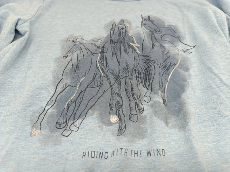 Detail des Pferdemotivs und Riding-with-the-Wind-Schriftzugs