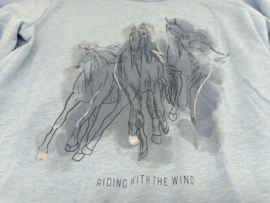 Detail des Pferdemotivs und Riding-with-the-Wind-Schriftzugs