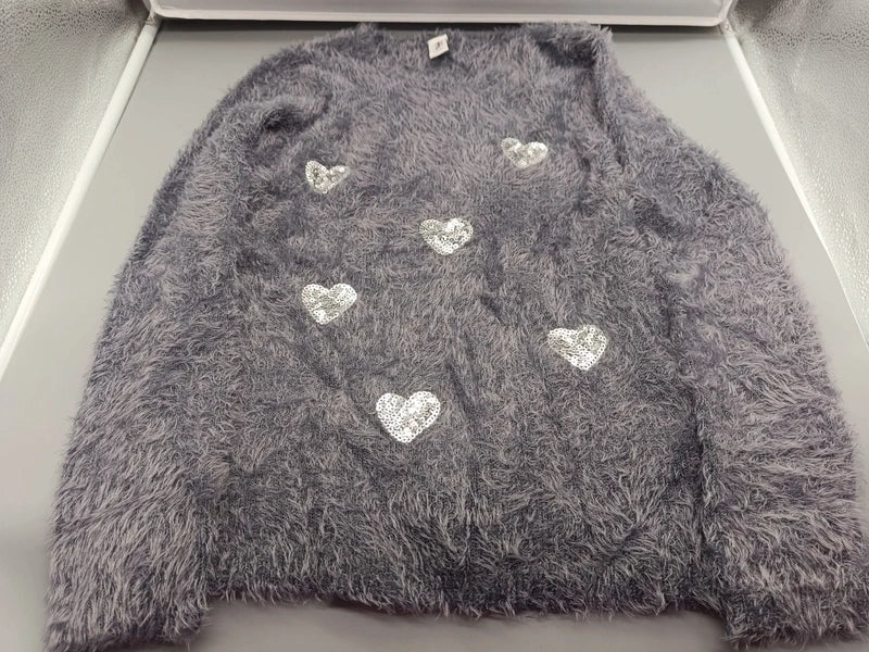 Grauer flauschiger Yigga Pullover Größe 146/152 mit silbernen Paillettenherzen, Vorderseite