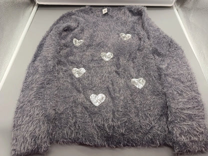 Grauer flauschiger Yigga Pullover Größe 146/152 mit silbernen Paillettenherzen, Vorderseite