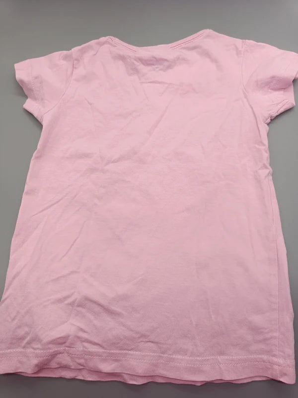 Rückseite des roséfarbenen Okay T-Shirts