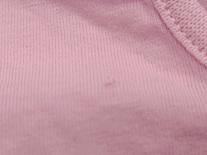 Detailfoto der genähten Stelle des winzigen Lochs