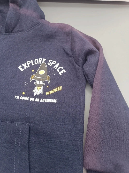 Detail des Explore-Space-Motivs auf der Vorderseite