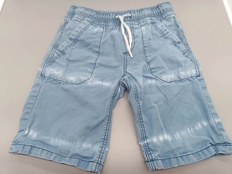 Hellblaue Palomino Jeansshorts Größe 116 mit zwei Taschen und weißem Kordelzug, Vorderseite