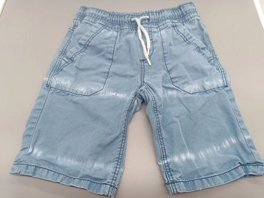 Hellblaue Palomino Jeansshorts Größe 116 mit zwei Taschen und weißem Kordelzug, Vorderseite