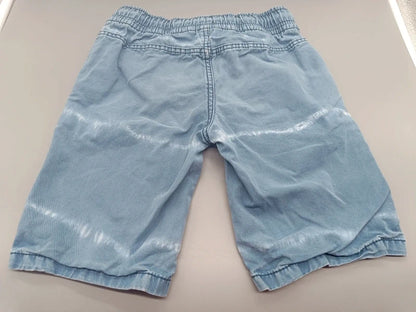 Rückseite der hellblauen Jeansshorts im verwaschenen Look