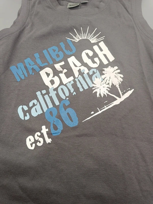Detail des Malibu-Beach-Aufdrucks mit Palmen auf dem grauen Shirt
