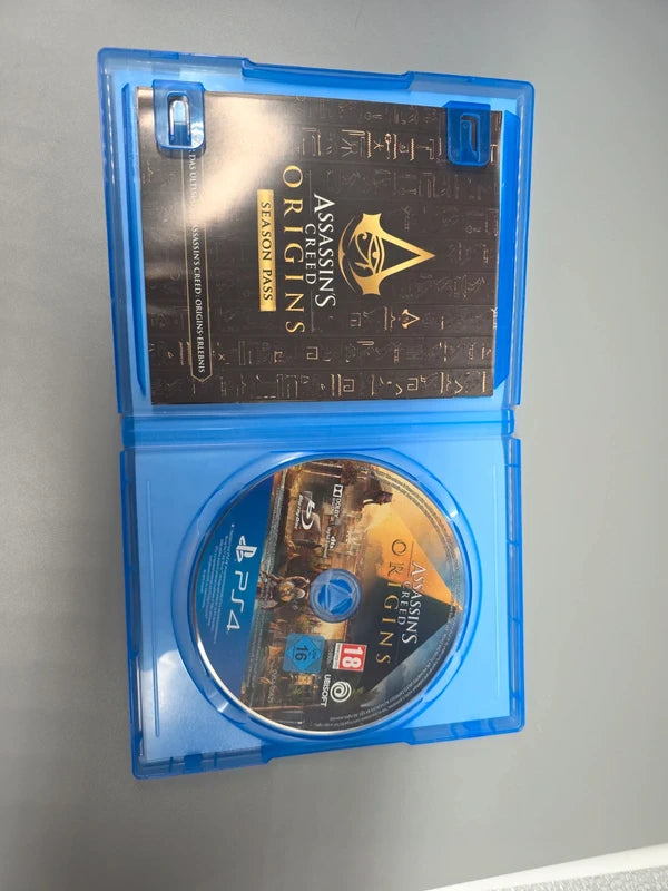 Assassin’s Creed Origins Disc und Season-Pass-Beileger in geöffneter Hülle