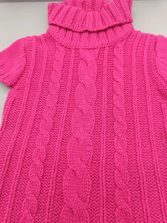 Detailaufnahme des strukturierten Zopfmusters auf dem pinken Mädchen-Strickpullover in Größe 110