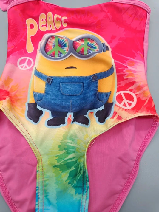 Detailaufnahme des bunten Minion- und Peace-Motivs auf dem pinken Mädchen-Badeanzug in Größe 116