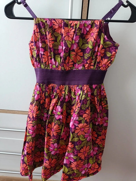 Pink-lila geblümter Mädchen-Jumpsuit mit verstellbaren Trägern und Frontreißverschluss in Größe 116, Vorderseite