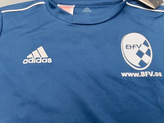Detailaufnahme des Adidas-Logos und BFV-Verbandslogos auf dem dunkelblauen Fußballshirt in Größe S
