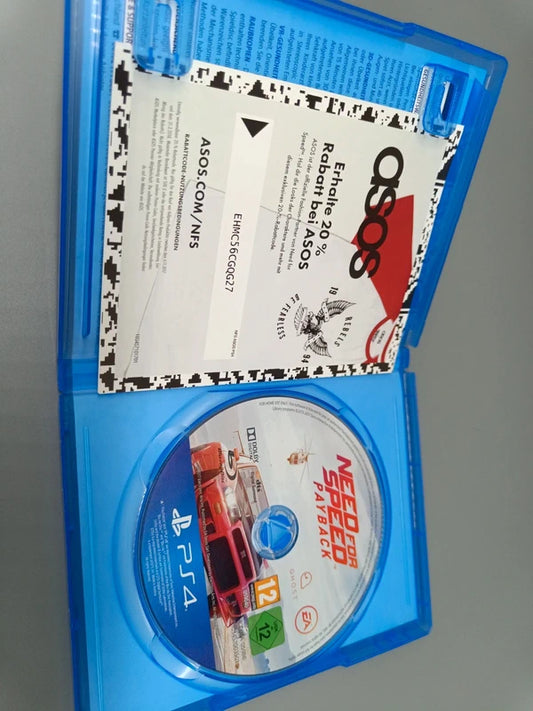 Geöffnete Need for Speed Payback PS4-Hülle mit Einleger und eingelegter Blu-ray-Disc