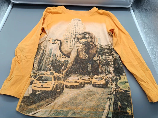 Senfgelbes Jungen-Langarmshirt mit Dinosaurier- und New-York-Motiv in Größe 128, Vorderseite