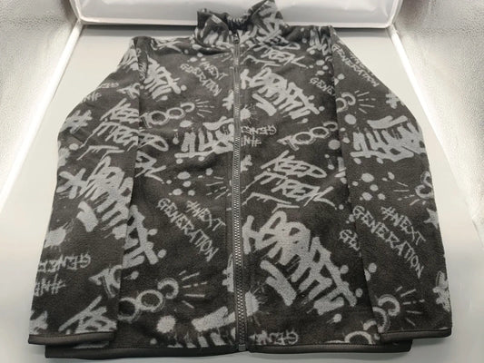 Dunkelgraue Jungen-Fleecejacke mit Graffiti-Alloverprint in Größe 134, Vorderseite