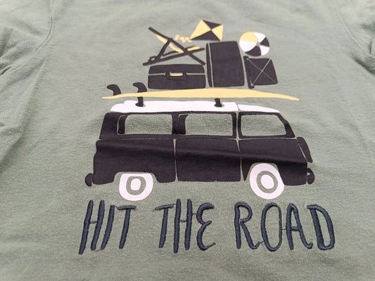 Detailaufnahme des Camper- und Reisemotivs mit Gepäck und Hit-the-Road-Schriftzug auf dem mintgrünen Mädchen-T-Shirt in Größe 110