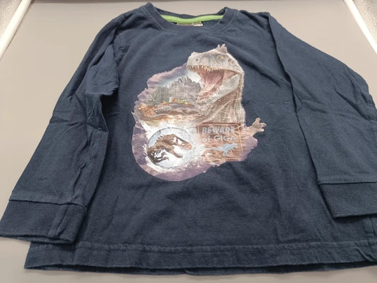 Dunkelblaues Jungen-Langarmshirt mit großem Dinosauriermotiv in Größe 110, Vorderseite
